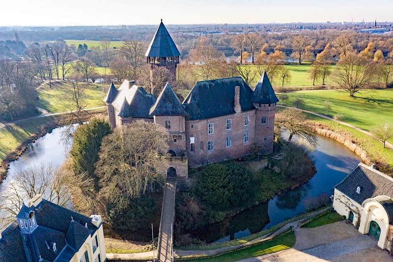 Burgpark mit Burg Linn