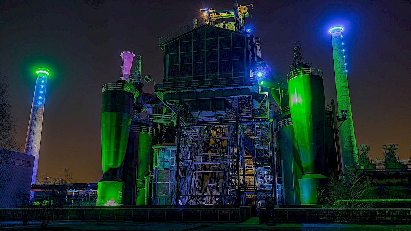 Landschaftspark Nord bei Nacht mit bunten Lichtern angestrahlt