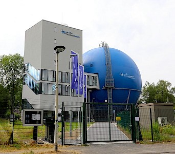 Galileum Solingen mit blauem Kugelgasbehälter und angrenzendem Turm